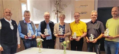 Bürgermeister Josef Eisner bedankte sich bei Richard Obermaier, Josef Sinnhuber, Marianne Lazarus, Werner Hummel, Rudolf Kapser und Martin Schwarze (von links) für ihren langjährigen Einsatz im Gemeinderat.Foto re