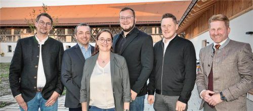Bürgermeister Josef Grundner (rechts) und Ampfings neue Gemeinderäte (von links): Rupert Preintner, Thomas Breitner, Katharina Stöger, Stefan Hartinger und Josef Gassenhuber. Foto Jörg Eschenfelder
