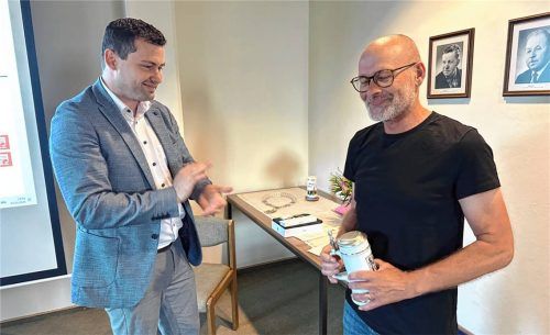 Bürgermeister Kubiczek bedankt sich bei Johann Brunnlechner für seine zwölfjährige aktive Mitwirkung im Gemeinderat.