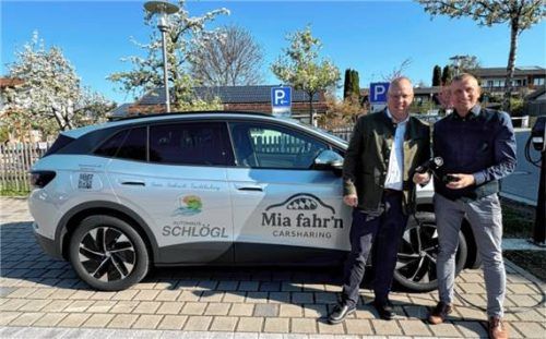 Bürgermeister Martin Bartlweber (links) und Autohändler Eduard Schlögl präsentieren das neue E-Auto. Foto re