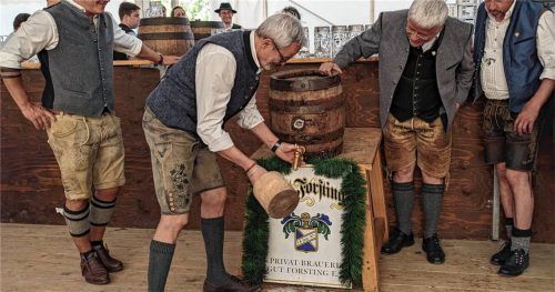 Bürgermeister Matthias Schnetzer zapft das Bierfass beim Edlinger Gmoafest 2026 an. Fotos Burlefinger
