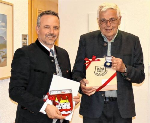 Bürgermeister Max Singer ehrt und verabschiedet Dr. Balthasar Spann als mit 36 Jahre dienstältestes Gemeinderatsmitglied.Foto Strim