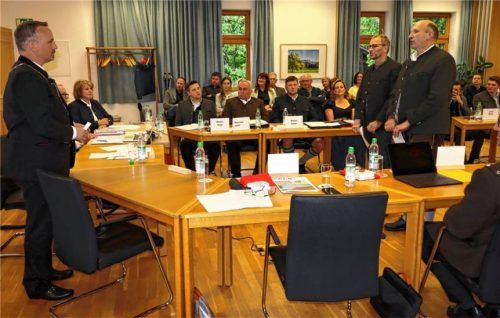 Bürgermeister Max Singer (links) vereidigt seine künftigen Stellvertreter Stephan Oberprieler (Zweiter von rechts) und Christian Bergener. Foto Strim