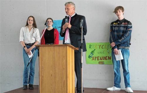 Bürgermeister Richard Richter (Mitte) mit dem Moderatoren-Trio (von links) Leni, Hannah und Jonas).Foto  Baumann
