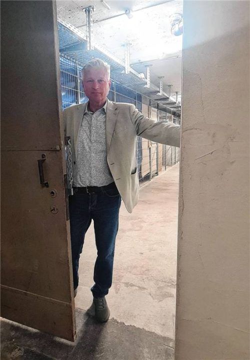 Bürgermeister Richard Richter sperrt die Türen im Keller unter der Gemeindeverwaltung im Gebäude 17 der ehemaligen Wolldeckenfabrik zu. Foto Röhrl
