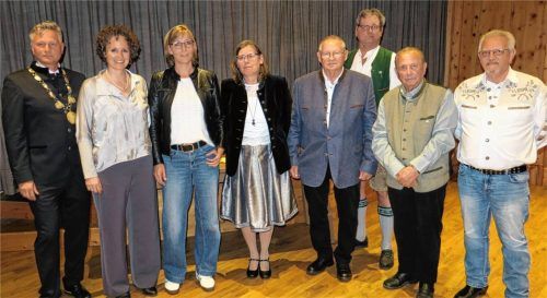 Bürgermeister Richard Richter verabschiedete die aus dem Marktgemeinderat ausgeschiedenen Mitglieder (von links) Juliane Grotz, Dr. Simone Kempter, Hermine Obermeyer, Georg Oswald, Peter Kolb, Klaus Christoph und Georg Reif. Foto Baumann