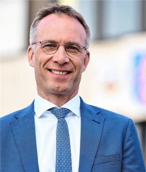 Bürgermeister Robert Pötzsch vor dem Waldkraiburger Rathaus. Foto  dirschl