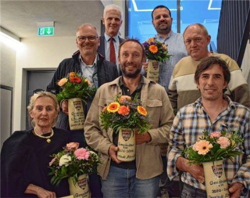 Bürgermeister Schmidinger (oben links) verabschiedete sechs Gemeinderatsmitglieder bei der konstituierenden Sitzung: Marco Anstötz (rechts oben), Christian Sewald und Fritz Graßl (Mitte, von links) sowie Rosina Maron, Anton Lamprecht und Marcus Scherr (vorne, von links). Foto Hinmüller
