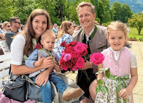 Bürgermeister Simon Frank überreicht seiner Frau Janina eine Rose beim Muttertagskonzert mit den Kindern Marlene und Vinzenz.Foto H. Reiter