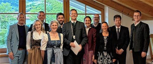 Bürgermeister Simon Frank (ZfA) inmitten der frisch vereidigten neuen Aschauer Gemeinderatsmitglieder (von links): Sven Herrmann (CSU), Tanja Hailer (CSU), Fabian Schneikart (ZfA), Ingrid Scheck (ZfA), Marinus Schreiner (ZfA), Alexandra Frank (ZfA), Dr. Andreas Zillmann (ZfA), Johanna Stegherr (FWGA/Grüne/ABL), Elmar Stegmeier (CSU) und Sebastian Schmid (ZfA).Foto Kirchner