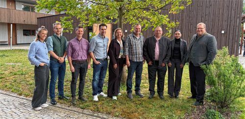 Bürgermeister Stefan Adam mit den neuen Gemeinderäten: Sonja Neumayr, Günther Kapser, Michael Schmöller, Nicole Lindner, Tobias Lechner, Stefan Holzweger, Maximilian Winhart und Gabriele Eberl (von rechts).Foto Heinz