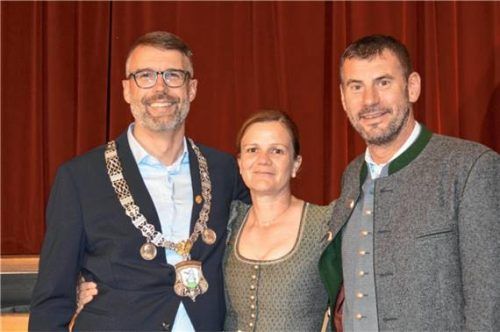 Bürgermeister Stefan Kattari (von links) verabschiedet seine Stellvertreter Daniela Ludwig und Manfred Huber. Foto Eder