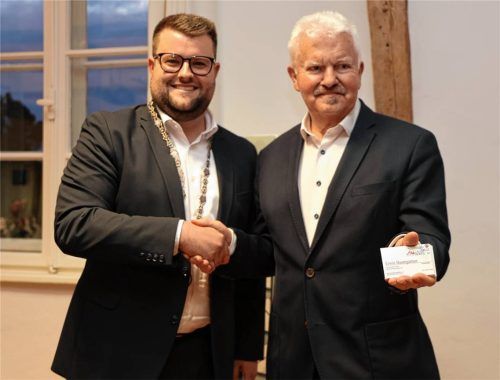 Bürgermeister Stefan Streck überreichte Visitenkarten an den frischgebackenen Altbürgermeister. Foto Josef Enzinger