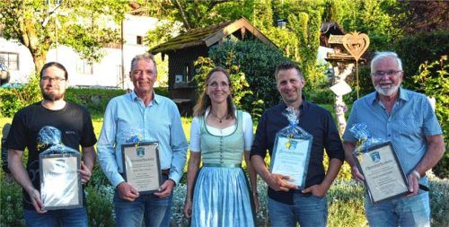 Bürgermeisterin Martina Gaukler (Mitte) verabschiedete (von links) Michael Sturm, Peter Schwarz, Florian Maier und Bernd Koller, die sich die vergangenen sechs Jahren im Gemeinderat engagiert hatten. Foto Eder
