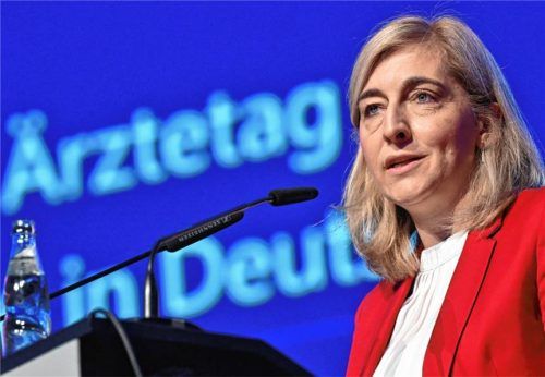 Bundesgesundheitsministerin Nina Warken (CDU) spricht zu Beginn des 130. Deutschen Ärztetages im Hannover Congress Centrum HCC. Foto dpa