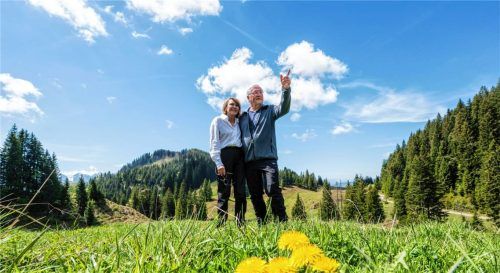Bundespräsident Frank-Walter Steinmeier und seine Frau Elke Büdenbender genießen nach getaner Arbeit das Prachtwetter auf dem Geigelstein.Fotos kneffel/DPA