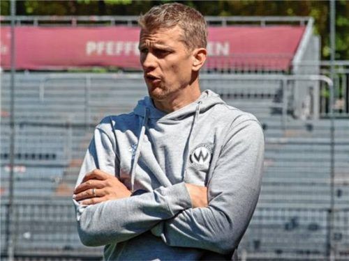 Bye bye, Wacker: Lars Bender steht heute zum letzten Mal an der Seitenlinie.Foto Michael Buchholz