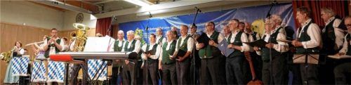 Chor und Blasmusikanten des Breitbrunner Männergesangvereins treten gemeinsam in Tracht auf der Bühne der Chiemseehalle auf. Foto Wastl