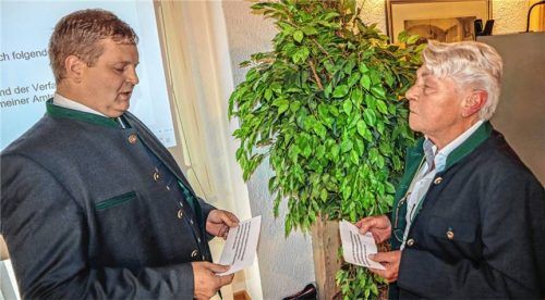 Christian Mayer bei der Ablegung des Amtseides. Rechts: Theresia Englhart. Foto Stache