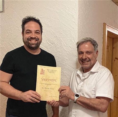 Christian Swoboda (rechts) ehrt Dr. Florian Haas mit Urkunde für seinen Schauspieleinsatz zum „Haager Rundgang“. Foto Meindl