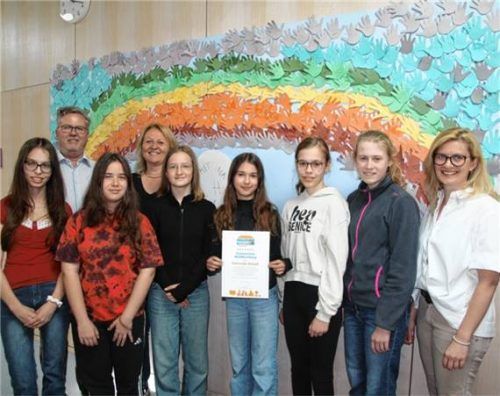 Christine Kreck (hinten, Zweite von links) und Sofie Schuster (rechts), die betreuenden Lehrkräfte, sowie Schulleiter Thomas Fraundorfner und Mitglieder der AG Miteinander. Foto re