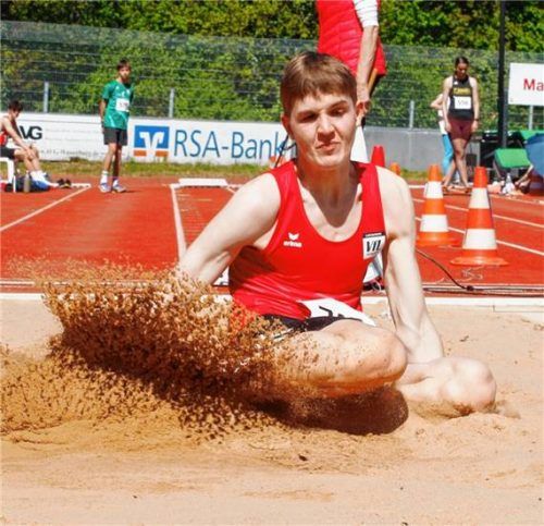 Constantin Böck vom VfL Waldkraiburg siegte im Dreisprung der Jugend U18 in Gersthofen. Foto Ludwig Stuffer