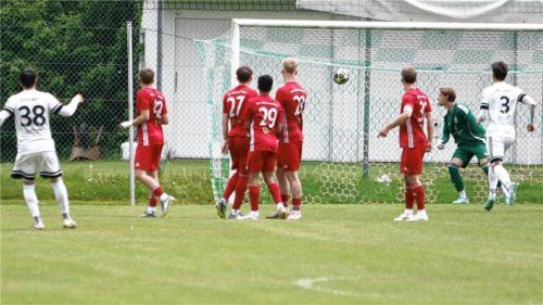 Da sah es bitter aus: David Lucksch (links) trifft zum 1:0 für Grünwald.Foto Wolfgang Fehrmann