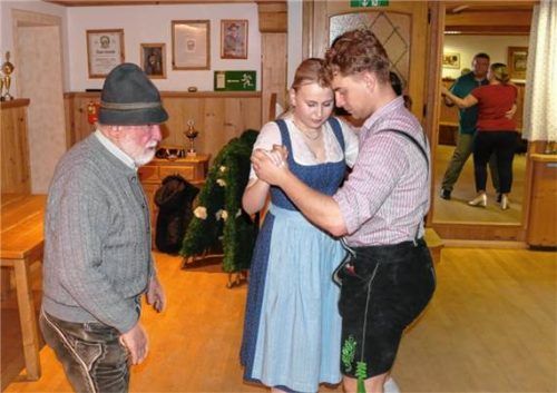 Danei Egger war voller Tatendrang und erklärte den Tanzschülern (hier Anna Link und Maxi Balthasar), worauf es beim Tanzen ankommt. Foto Wegscheider