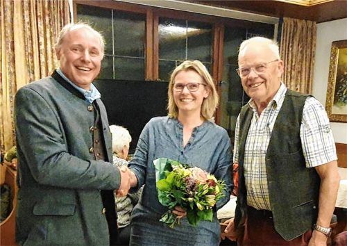 Dank an Iris Thalhammer (von links) für ihre tatkräftige Unterstützung bei der Bürgerhilfe Bernau durch Vorsitzenden Franz Praßberger und Kassier Ferdinand Thalhammer.