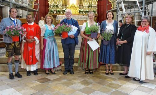 Dank für langjähriges Engagement: (von links) Peter Biebl, Kurat Pater Baltharaju Banda, Angelika Röhrmoser vom Kollegialen Leitungsteam, Alfred Tüllmann, Angelika Weber, Beate Kröll und die neue Pfarrgemeinderatsvorsitzende Susanne Schmid neben Pastoralreferentin Monika Langer. Foto Ludwig