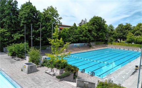 Das 50 Meter-Becken im Waldkraiburger Waldbad ist ab dem Donnerstag, 14. Mai, wieder geöffnet. Foto re