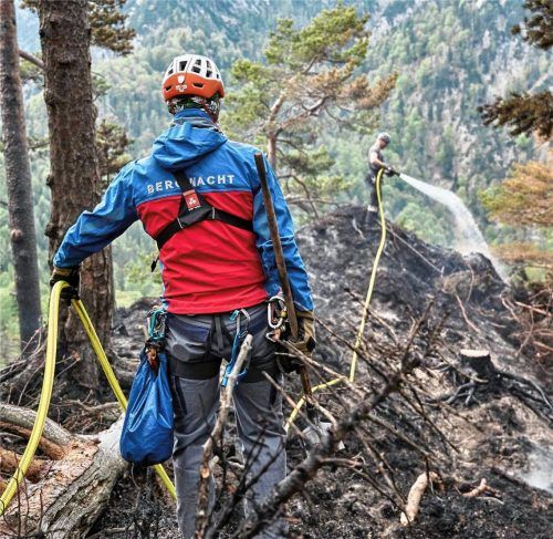 Das Ablöschen der Glutnester erfolgte von Hand und mittels kilometerlanger Löschwasserschläuche in äußerst unwegsamem Gelände.Foto Kreisfeuerwehrverband Traunstein