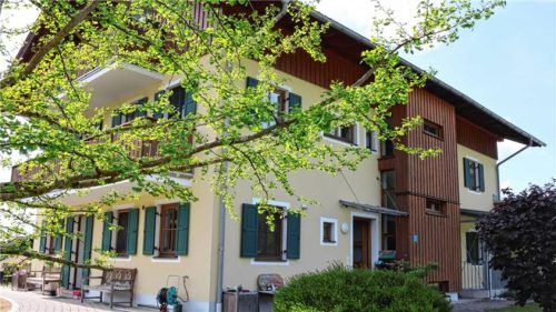 Das Albert-Schweitzer-Familienwerk betreibt in Pinswang zwei Kinderdorfhäuser, in denen 18 Kinder eine neue Heimat finden. Das Kerbhaus (Foto) gibt es schon seit 20 Jahren, den Rosenhof seit zehn Jahren. Nun wurde Jubiläum gefeiert.Fotos Mischner