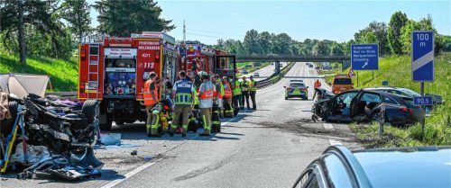 Das Bild eines Trümmerfelds bot sich den Einsatzkräften am Samstag auf der A8 in Richtung München nach einem schweren Unfall mit einem Toten. Die Autobahn blieb über Stunden gesperrt. Fotos 112News/P. Benje
