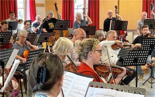 Das Chiemgau-Orchester lädt zu einem Frühjahrskonzert in den König-Ludwig-Saal in Prien ein. Foto Prien