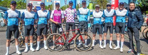 Das Chiemgauer Team von MaxSolar-Raymon beim Bundesliga-Rennen mit Luke Meyer-Eland (Vierter von links), Jose Maria Garcia (Fünfter von links) und Teamchef Heinz Kargl (rechts). Foto MaxSolar-Raymon