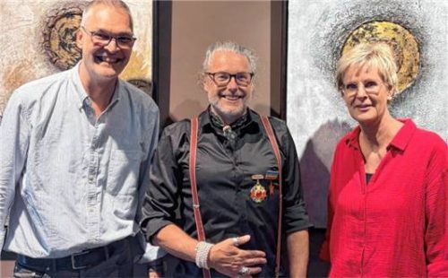 Das Ehepaar Silke und Dr. Stephan von Clarmann mit Erzähler Kurt Lehner (Mitte). Foto Fischer