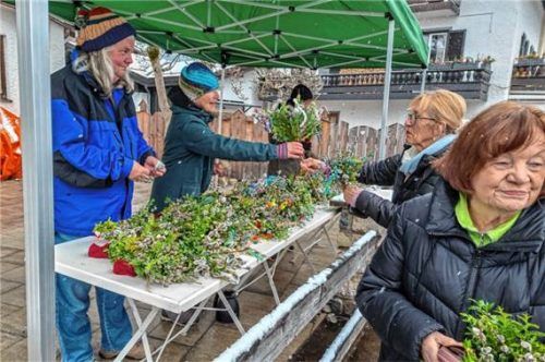 Das Engagement der Mitglieder des Unterwössner Gartenbauvereins trägt wesentlich zum guten Kassenergebnis bei. Foto Flug