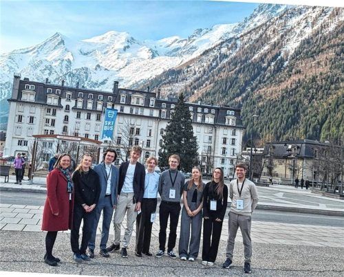 Das Foto zeigt die Delegation vom Karolinen-Gymnasium vor dem Mont-Blanc-Massiv. Foto re
