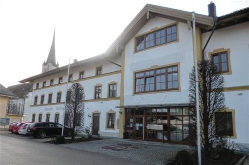 Das Halfinger Rathaus, Sitz der Verwaltungsgemeinschaft Halfing, Schonstett und Höslwang. Foto Kirchner