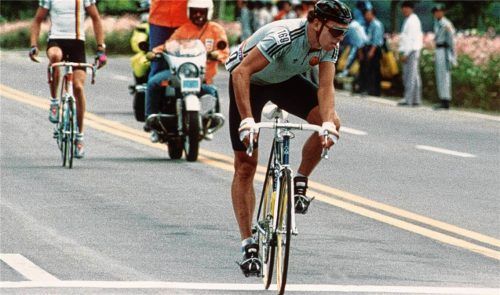 Das ist fast 40 Jahre her: DDR-Fahrer Olaf Ludwig (vorn) rollt ruhig über den Zielstrich. Der Geraer gewann das Straßeneinzelrennen bei den Olympischen Sommerspielen in Seoul vor dem bundesdeutschen Fahrer Bernd Gröne (hinten). Gröne kommt an Pfingsten nach Schönberg. Foto dpa