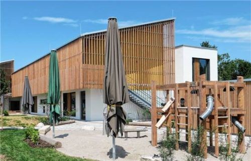 Das nagelneue „Haus für Kinder Bruckmühl“. Foto Baumann