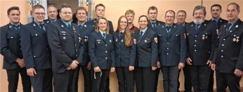 Das neu formierte Führungsteam der Feuerwehr Oberhofen.Foto re
