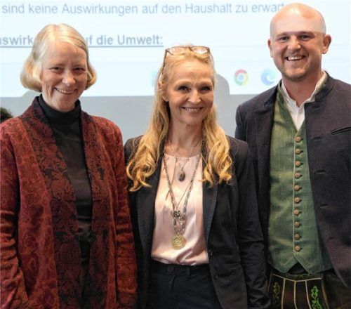 Das neue Bürgermeister-Gespann in Bad Aibling: Rathauschefin Kirsten Hieble-Fritz (Mitte) mit dem Zweiten Bürgermeister Michael Krimplstötter und Dritter Bürgermeisterin Katharina Dietel. Foto Bettinger