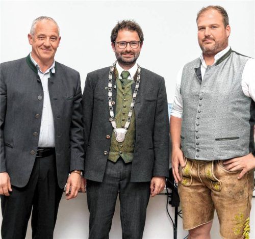 Das neue Bürgermeister-Trio in Feldkirchen-Westerham: Rathauschef Johannes Zistl (Mitte) mit dem Zweiten Bürgermeister Bernhard Neumaier (links) und dem Dritten Bürgermeister Vinzenz Schaberl. Foto Merk