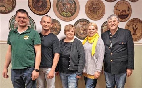Das neue Vorstandsteam der Schützengesellschaft Immergrün: Georg Adlmaier, Alexander Grüner, Claudia Adam, Margit Heindl und Peter Lechner (von links).Foto re