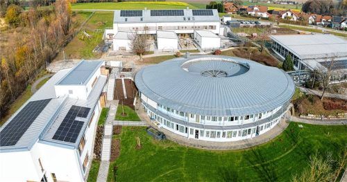 Das Schul-Areal Oberbergkirchen mit Grundschule (Mitte), Turnhalle (rechts), Kindergarten (hinten) und Kinderhort (links). Foto Gemeinde