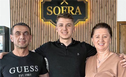 Das „Sofra“ wird ein echter Familienbetrieb: Inhaber Amar Subasic (Mitte) wird dabei von seinen Eltern Jasmina und Sakib unterstützt. Fotos re