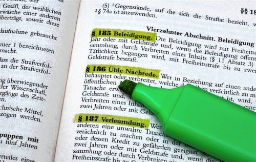 Das Strafgesetzbuch regelt, welche Strafen beispielsweise bei Beleidigung drohen. Foto IMAGO/Sascha Steinach