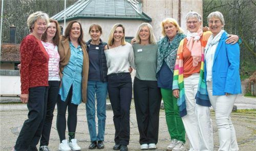 Das Team der „Zeitinsel“ bei der „Spiritual Care“-Schulung: (von links) Annemarie Menzel, Dagmar Hamberger, Jasmin Pertl, Ingrid Schreyer, Jenny Kubitza, Elisabeth Weber, Claudia Schladitz, Katrin Markl und Beate Bolz. Foto Berger